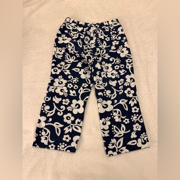Tommy Hilfiger Floral White & Blue Capri Pants - Picture 4 of 9